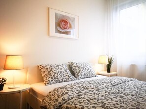 2 Schlafzimmer, Schreibtisch, BĂŒgeleisen/BĂŒgelbrett, kostenloses WLAN