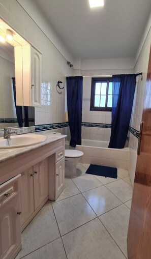 Ensemble douche/baignoire, baignoire à jets, sèche-cheveux