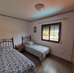 3 chambres, fer et planche à repasser, Wi-Fi gratuit, draps fournis