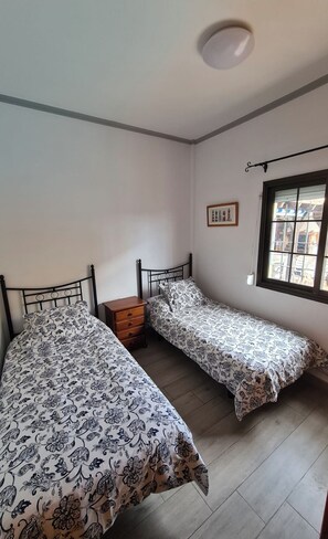 3 chambres, fer et planche à repasser, Wi-Fi gratuit, draps fournis