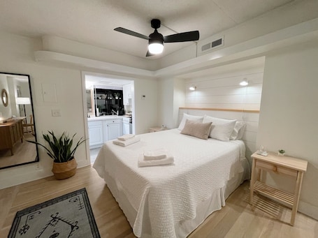 1 bedroom, desk, free WiFi, bed sheets. Corner condo at the doorstep of the intercostal waterway and local restaurants!