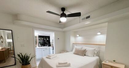 Corner condo at the doorstep of the intercostal waterway and local restaurants!