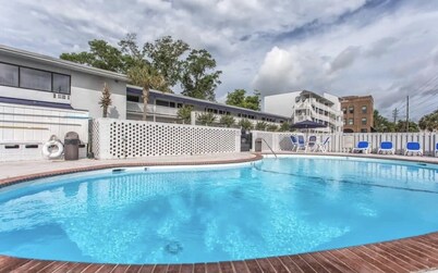 Corner condo at the doorstep of the intercostal waterway and local restaurants!