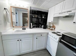 Geladeira, micro-ondas, fogão, cooktop