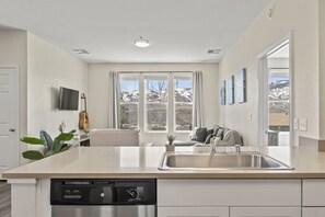 Interior - Luxe Home Ensuite Baths Pool Gym & Mountain Views (Reno)