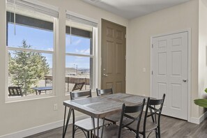 Dining - Luxe Home Ensuite Baths Pool Gym & Mountain Views (Reno)