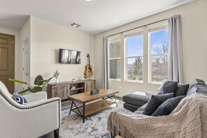 TV, stereo - Luxe Home Ensuite Baths Pool Gym & Mountain Views (Reno)