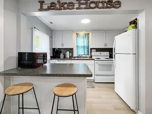 Kylskåp, mikrovågsugn, ugn och spishäll