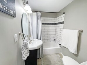 Ducha y bañera combinadas, toallas, jabón y champú