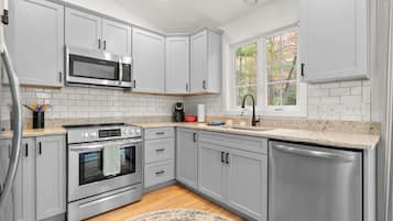 KylskÄp, mikrovÄgsugn, ugn och spishÀll