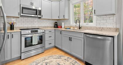 Newly renovated cottage 5 minute drive to several beaches. Great location!