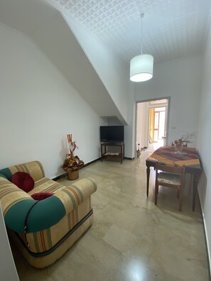 Smart TV, books - Casa Vacanza ZIA LUCIA (Furci Siculo)