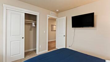 4 dormitorios, tabla de planchar con plancha, cuna de viaje