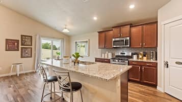 KĂŒhlschrank, Mikrowelle, Ofen, Herdplatte