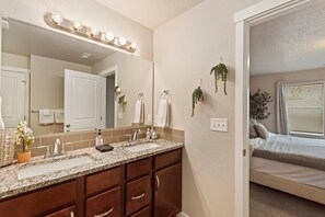 Combined shower/bathtub, hair dryer, towels