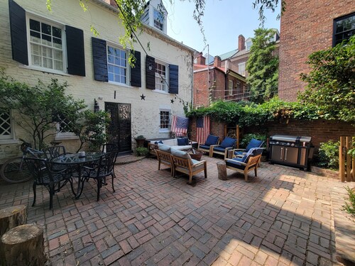 Washington Family Property, Upper Carriage House in Old Town on 107 S Lee Street