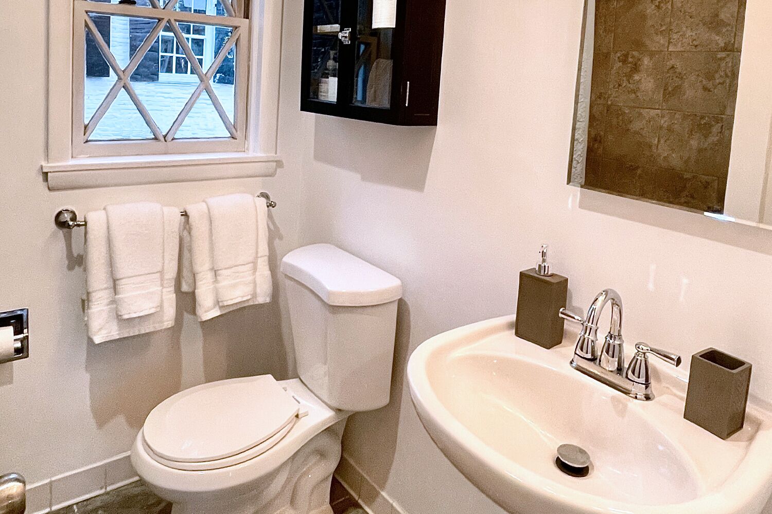 Ensemble douche/baignoire, sèche-cheveux, serviettes fournies, savon