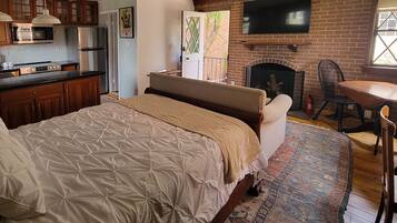 1 bedroom, desk, iron/ironing board, free WiFi