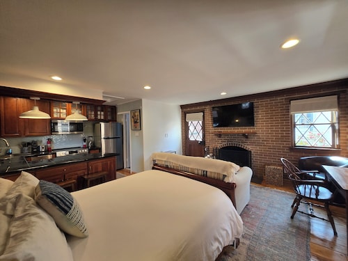 Washington Family Property, Upper Carriage House in Old Town on 107 S Lee Street