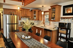 Fridge, microwave, oven, stovetop - Take me to the Trees! Lakefront on Autumn Lake, 3min to Salmon River (Orwell)