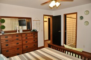 3 bedrooms, free WiFi, bed sheets - Take me to the Trees! Lakefront on Autumn Lake, 3min to Salmon River (Orwell)