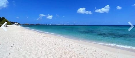 Plage à proximité, chaises longues, serviettes de plage