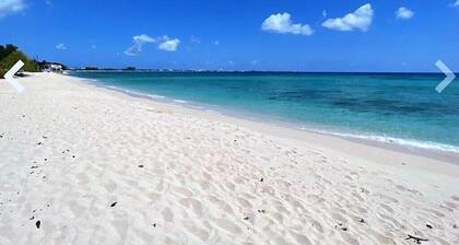 Luxury Beach Villa few steps from Seven Mile Beach + Outdoor bed swing