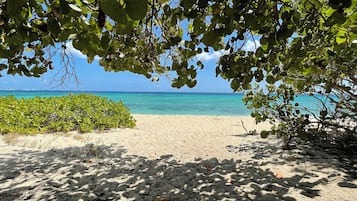 Beach nearby, sun-loungers, beach towels