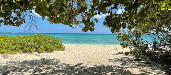 Luxury Beach Villa few steps from Seven Mile Beach + Outdoor bed swing 