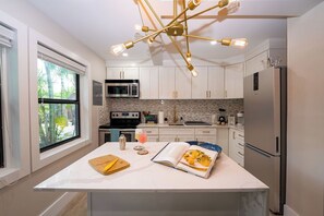 Frigorífico, microondas, horno y placa de cocina