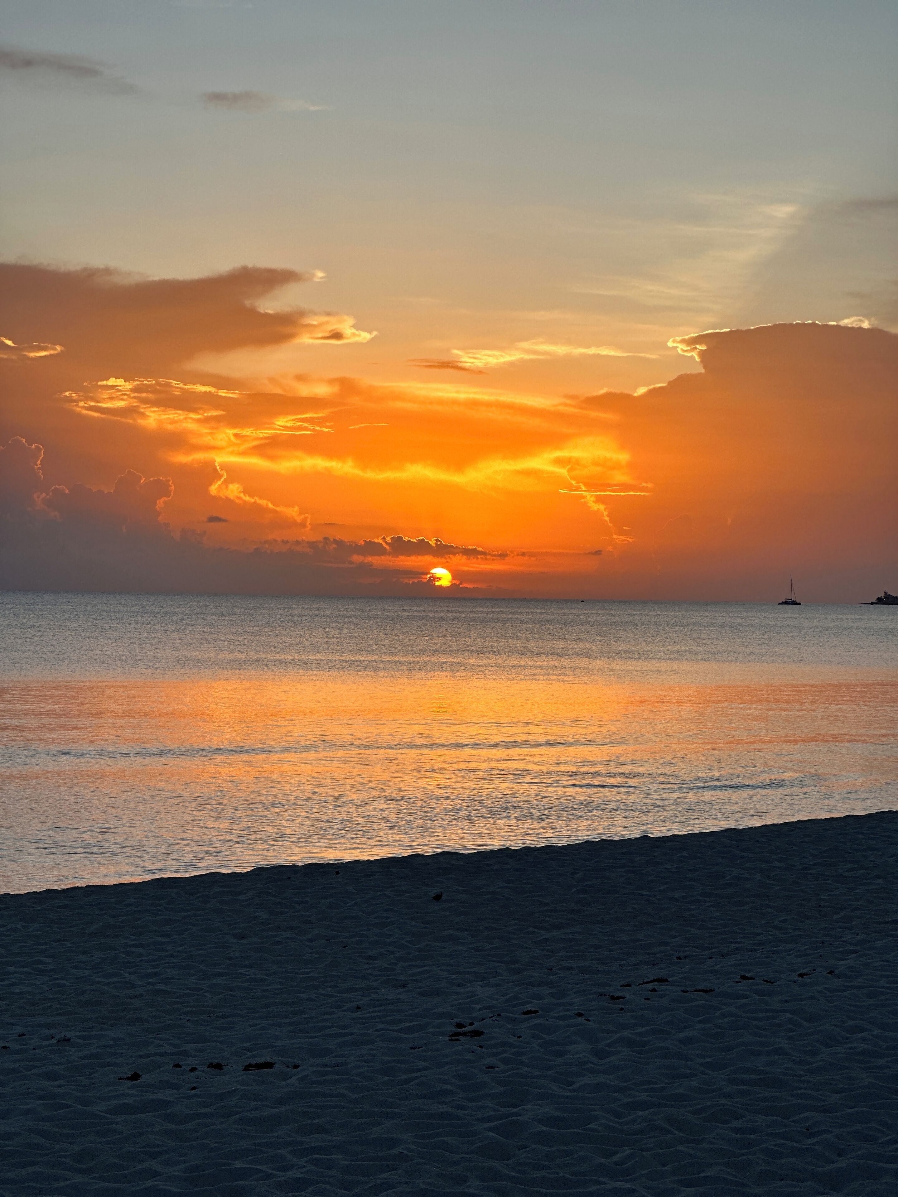 Beach nearby, sun-loungers, beach towels