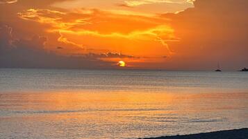 Beach nearby, sun-loungers, beach towels