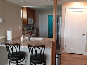 Jääkaappi, mikroaaltouuni, uuni, liesi