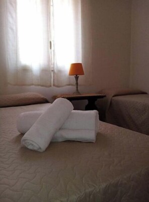 3 chambres, coffres-forts dans les chambres, fer et planche Ă repasser