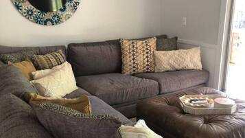 Smart TV, fireplace, stereo