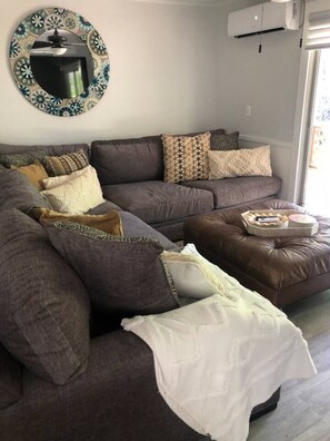 TV connectée, cheminée, chaîne hi-fi