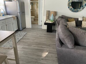 Una Smart TV, una chimenea, un reproductor estéreo