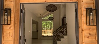 Contemporary Charm near Elvis Presley’s Birthplace - Sleeps 12