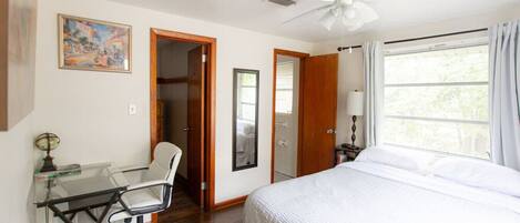 1 室のベッドルーム、デスク、アイロン / アイロン台、旅行用ベビーベッド