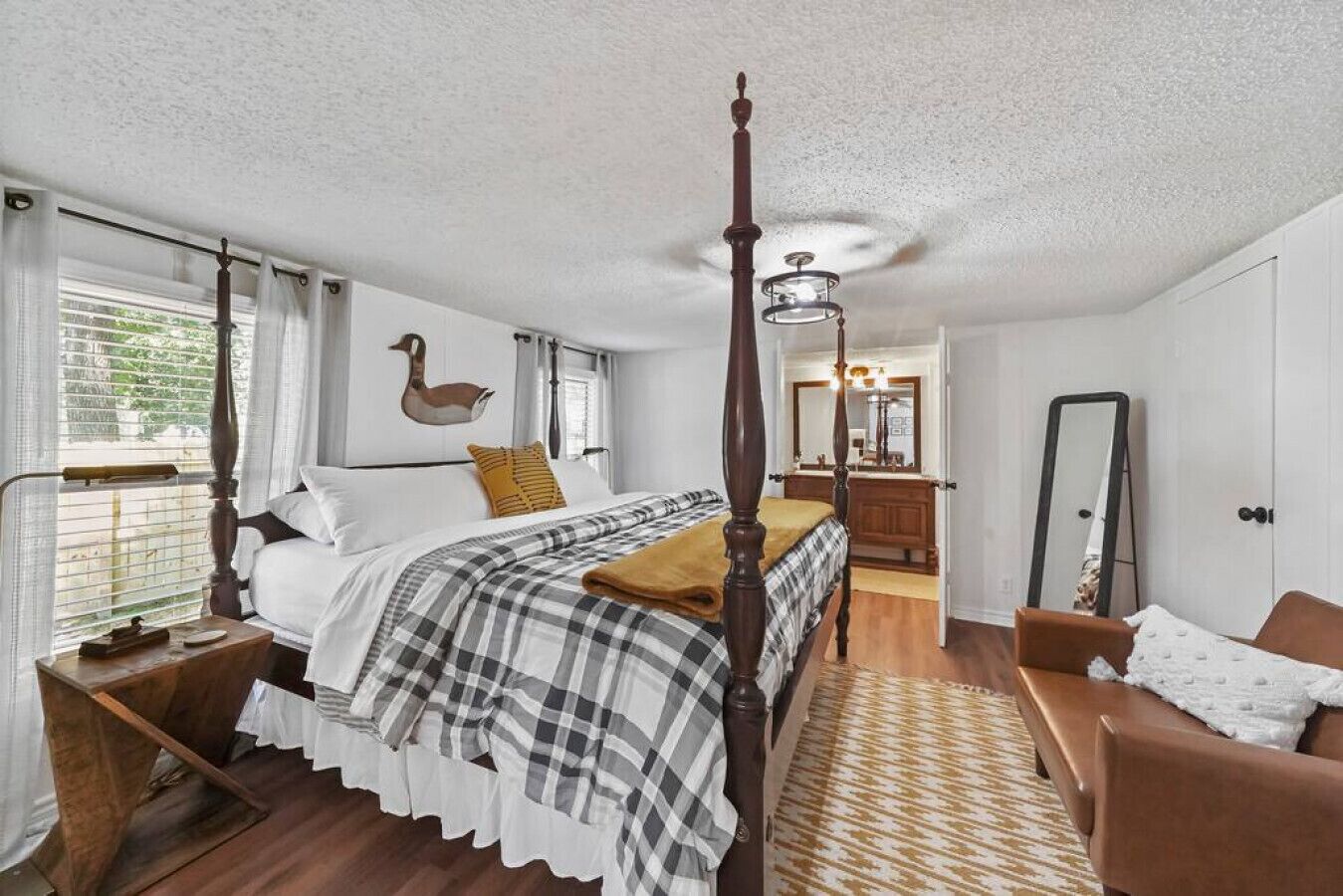 3 bedrooms, desk, iron/ironing board, travel crib