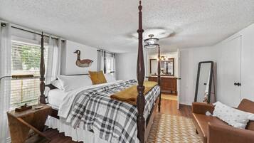 3 bedrooms, desk, iron/ironing board, travel crib