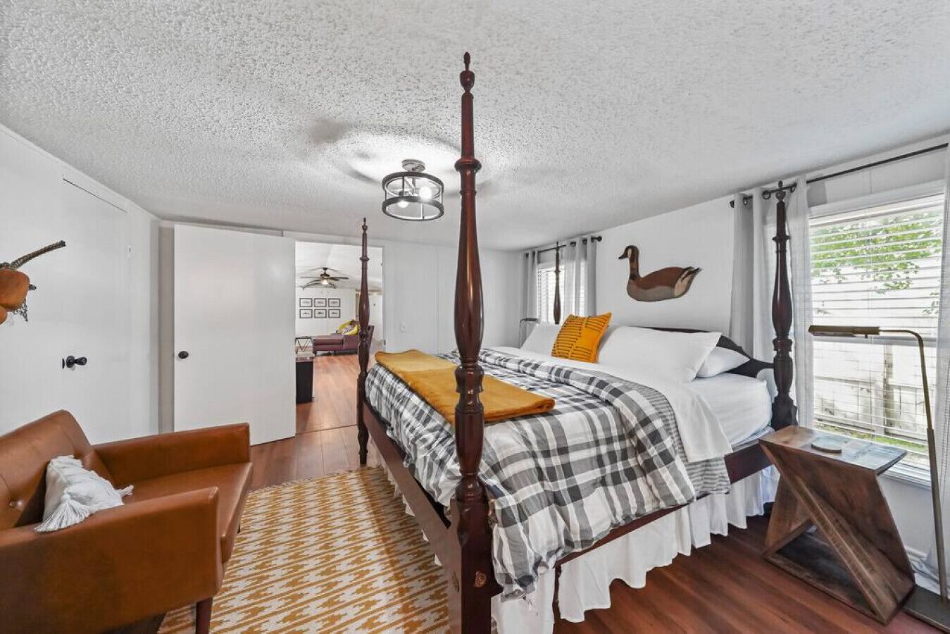 3 habitaciones, escritorio y tabla de planchar con plancha 