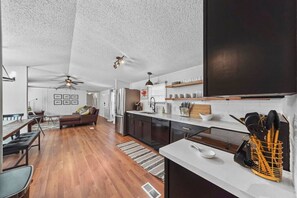 Jääkaappi, mikroaaltouuni, uuni, liesi