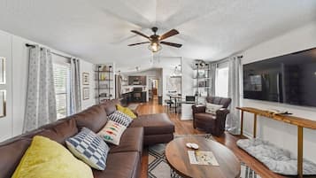 Smart TV, fireplace