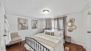 3 habitaciones, escritorio y tabla de planchar con plancha