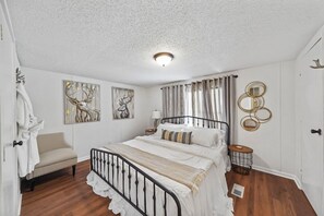 3 makuuhuonetta, työpöytä, silitysrauta/-lauta, vauvan matkasänky