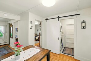 2 chambres, bureau, fer et planche à repasser, literie fournie