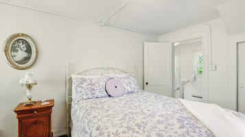 2 bedrooms, desk, iron/ironing board, bed sheets