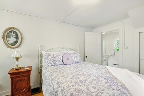 2 habitaciones, escritorio y tabla de planchar con plancha 