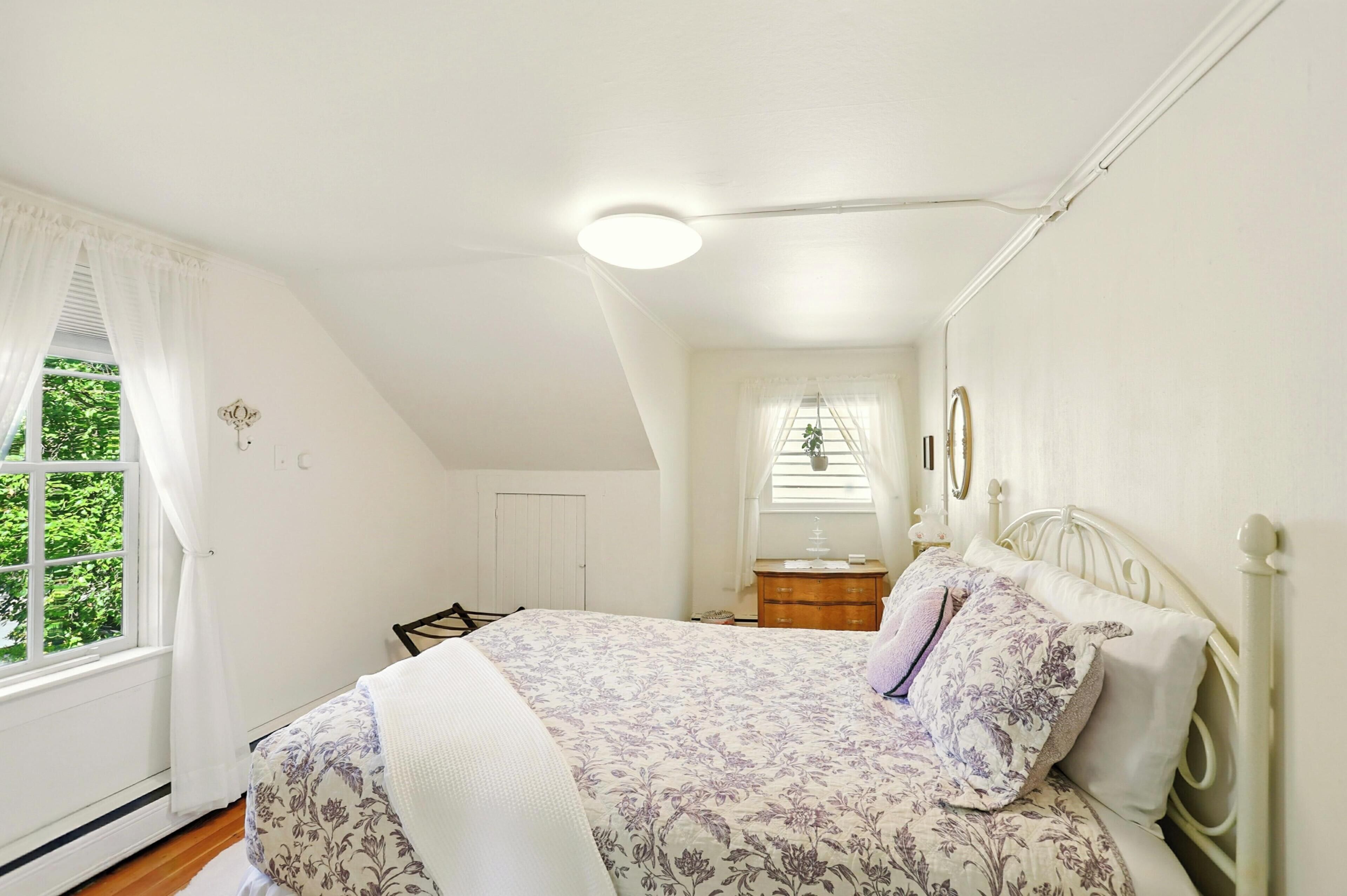 2 chambres, bureau, fer et planche à repasser, literie fournie